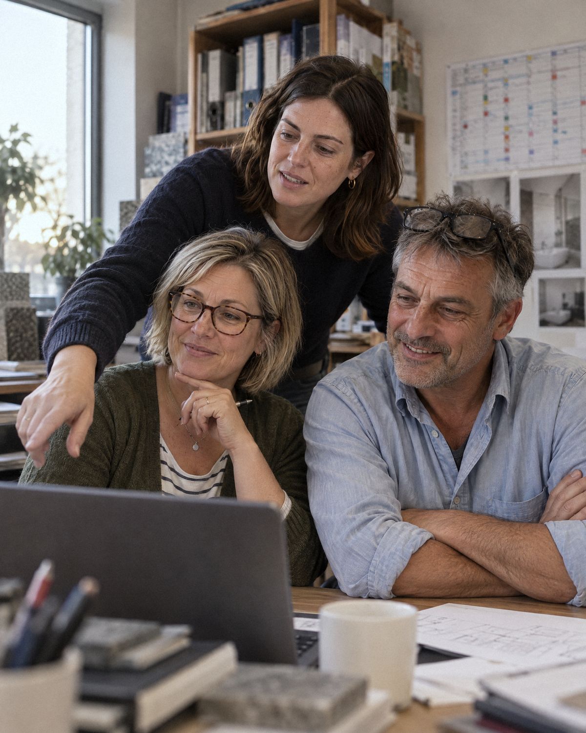 L’experte de Gentica Studio montre la plateforme au dirigeant et à sa gestionnaire